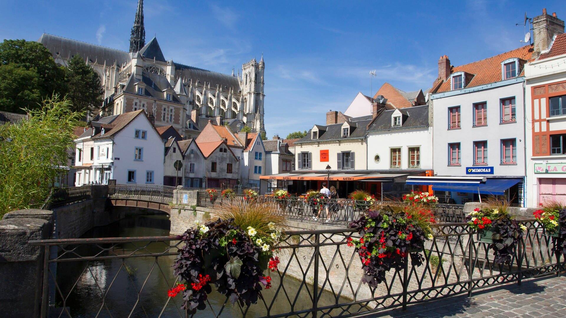 Amiens ist ein echter Geheimtipp, wenn es um einen Städtetrip geht und überzeugt mit seinen Kanälen, der Altbaufassade der Stadt, Brücken, kleinen Cafés und leckerem Essen. (Foto:  IMAGO Andia)