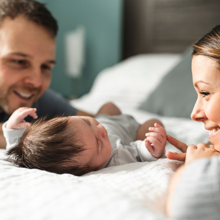 Ein junges Paar mit einem frisch geborenen Baby. Elterngeld, Elternzeit, Kindergeld oder Mutterschutz sind Dinge, über die sich das Paar allerdings auch von Anfang an Gedanken machen sollten. (Foto: Adobe Stock, Adobe Stock | pololia)