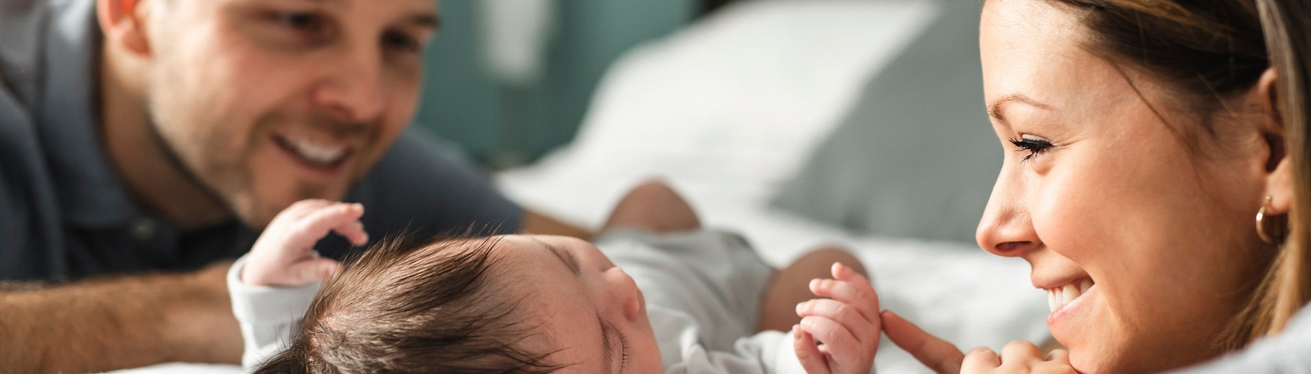 Ein junges Paar mit einem frisch geborenen Baby. Elterngeld, Elternzeit, Kindergeld oder Mutterschutz sind Dinge, über die sich das Paar allerdings auch von Anfang an Gedanken machen sollten. (Foto: Adobe Stock, Adobe Stock | pololia)