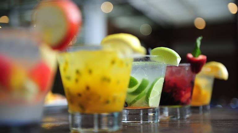 Fünf Gläser mit sommerlichen Getränken stehen auf einem Tresen (Foto: IMAGO, Panthermedia)