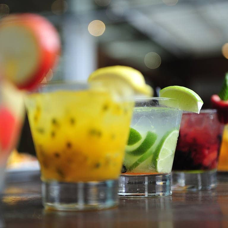 Fünf Gläser mit sommerlichen Getränken stehen auf einem Tresen (Foto: IMAGO, Panthermedia)