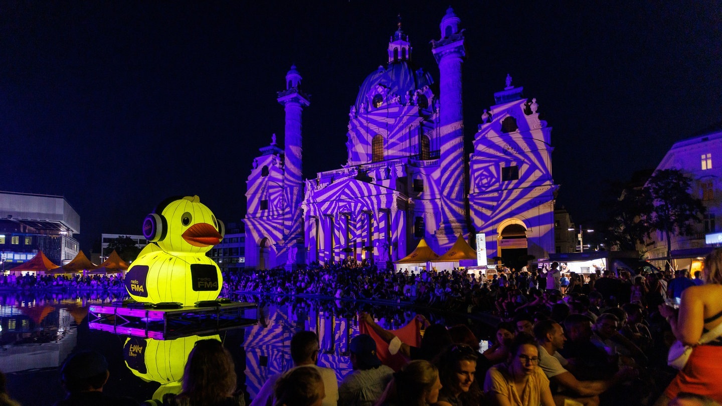 Foto: picture-alliance / Reportdienste, Florian Wieser Blick auf die Karlskirche am Karlsplatz im Rahmen der Eröffnung des Wiener Popfests 2022 (Foto: picture-alliance / Reportdienste, Florian Wieser)
