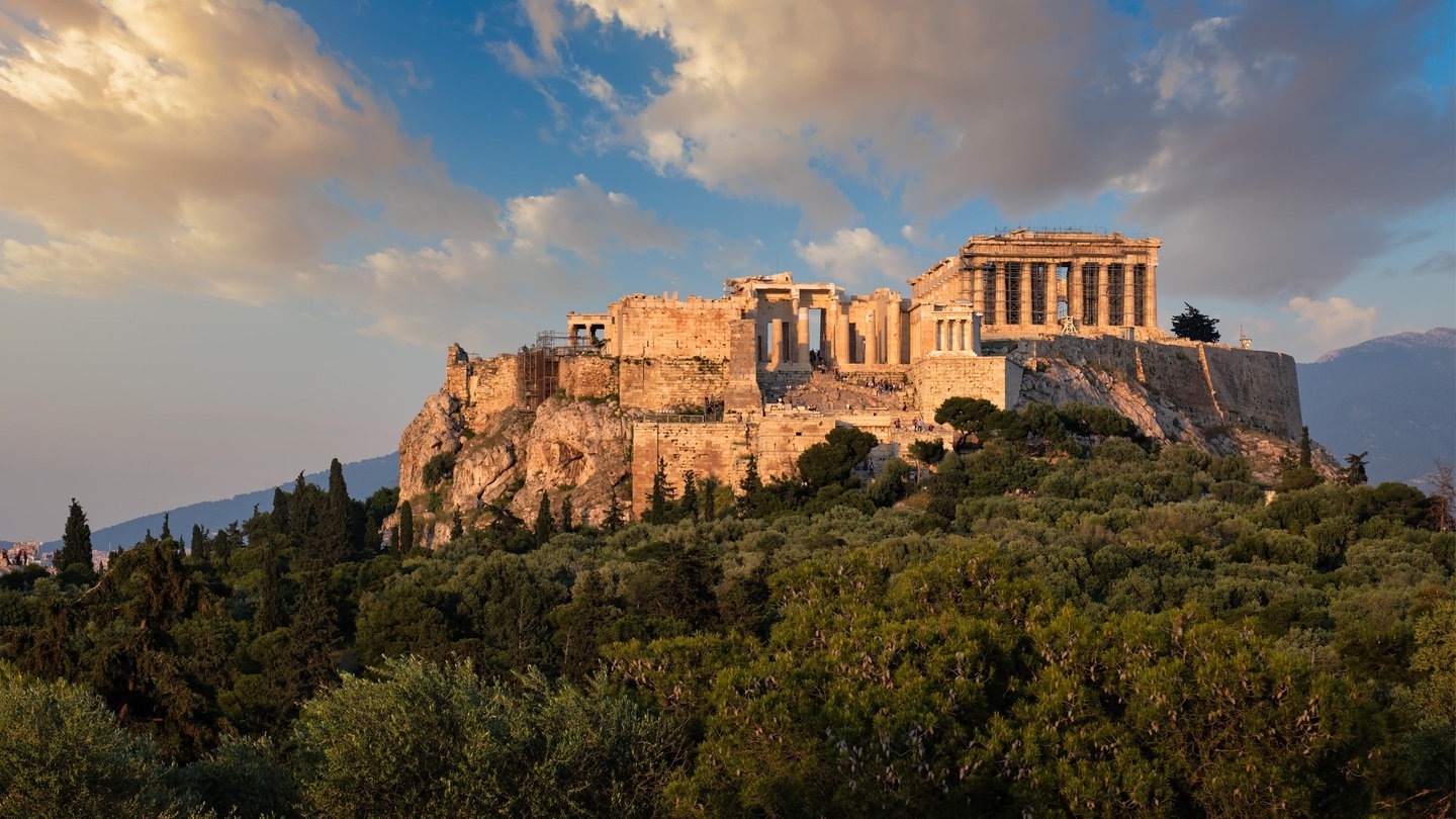 Foto: picture-alliance / Reportdienste, Dmitry Rukhlenko Der Blick vom Philopapposhügel auf die Akropolis in Athen (Foto: picture-alliance / Reportdienste, Dmitry Rukhlenko)