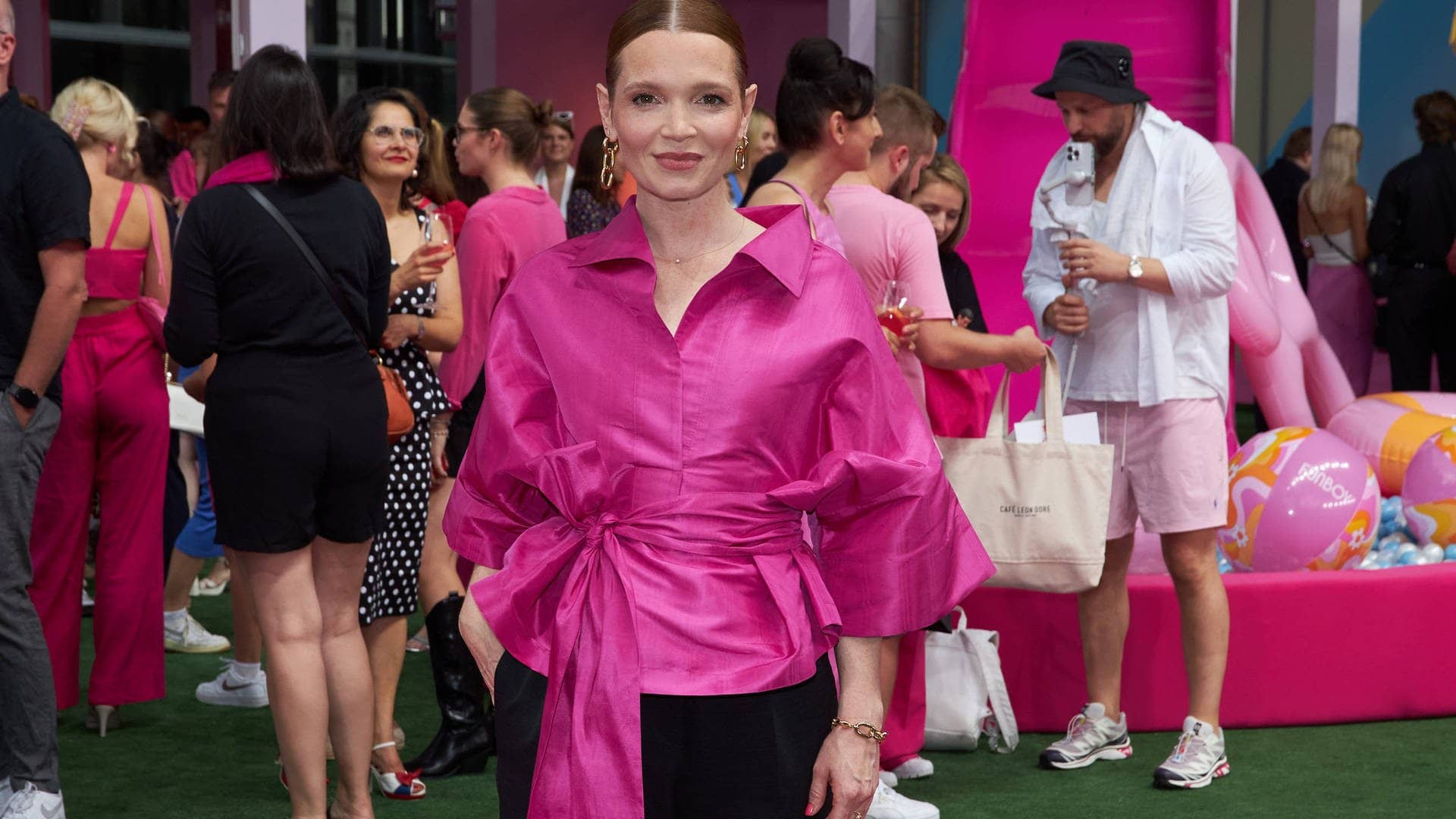 Schauspielerin Karoline Herfurth betrat mit großer Schleife um der Taille den pinken Teppich, der Barbie Film Premiere. Hier gibts die Kritik zum Kinofilm. (Foto: IMAGO, IMAGO / eventfoto54)