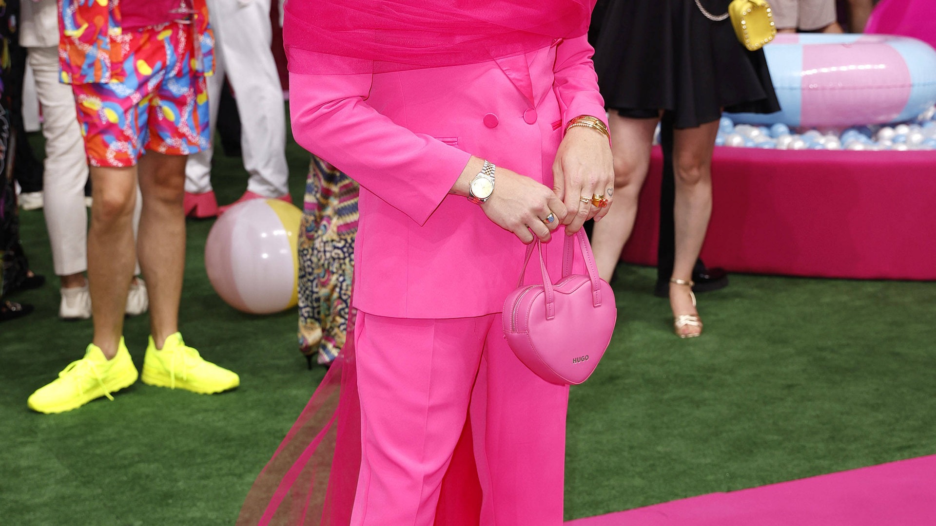 Foto: IMAGO, IMAGO / APress Pink, pinker, Riccardo Simonetti! Der Moderator hatte sogar eine Herzchen-Tasche auf der Premiere vom Barbie-Film dabei. Hier gibts die Kritik zum Kinofilm. (Foto: IMAGO, IMAGO / APress)