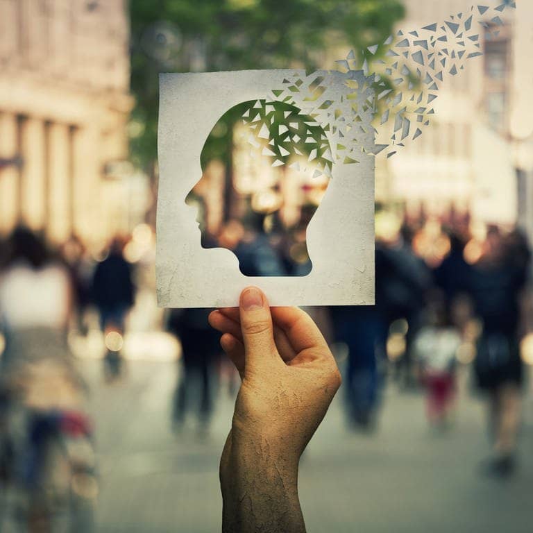 Demenz-Symbolbild: Das Profil eines Schädels ausgeschnitten in einem Papier (Foto: Adobe Stock, 1STunningART)