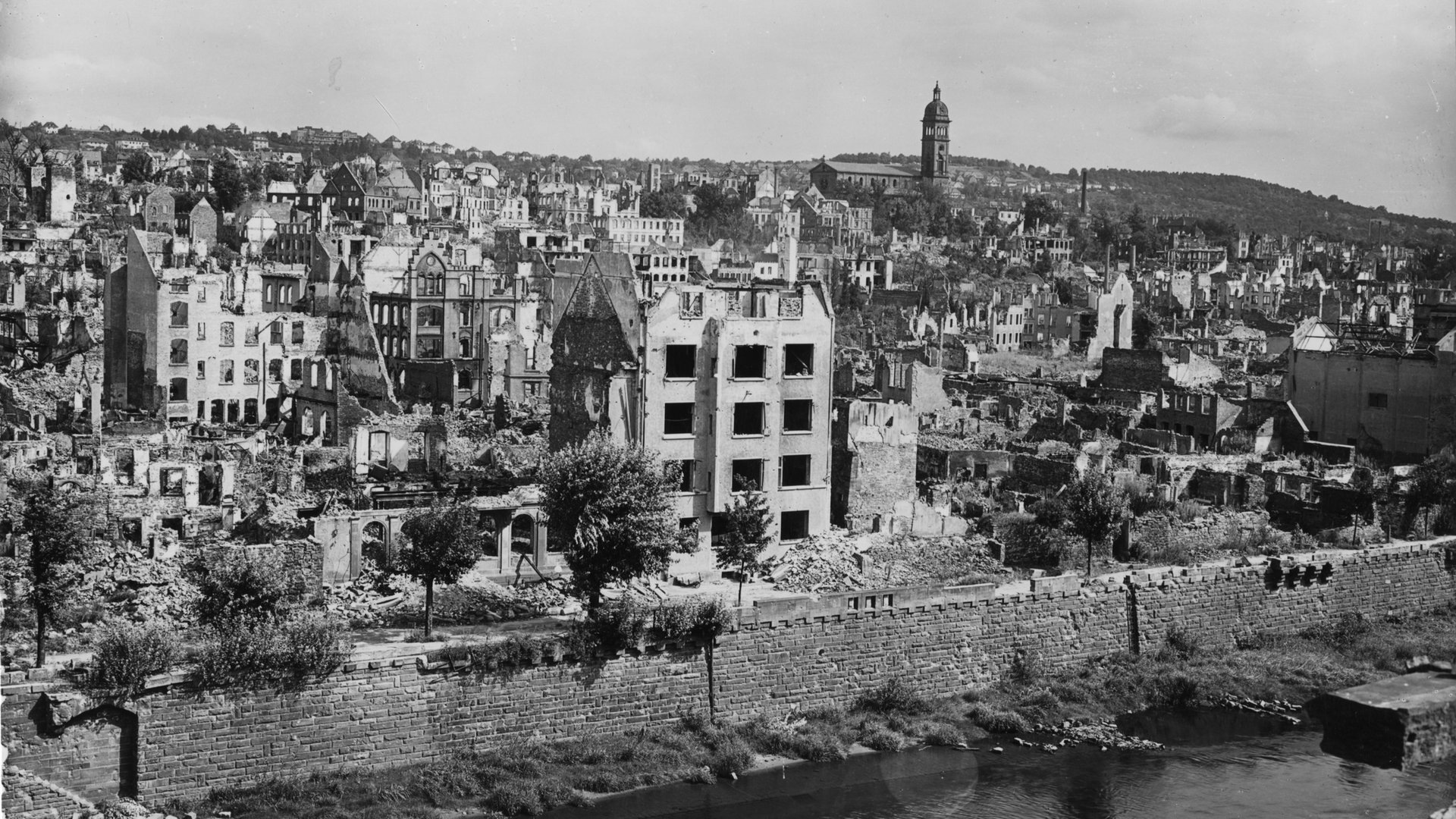 Foto: Stadtarchiv Pforzheim – Instutut für Stadtgeschichte|S1-01-002-S-031|Foto: Gebr. Metz|Glasnegativ im Haus der Geschichte Baden-Württemberg, Sammlung Gebrüder Metz Die Stadt Pforzheim – vor und nach dem Luftangriff 1945. (Foto: Stadtarchiv Pforzheim – Instutut für Stadtgeschichte|S1-01-002-S-031|Foto: Gebr. Metz|Glasnegativ im Haus der Geschichte Baden-Württemberg, Sammlung Gebrüder Metz)