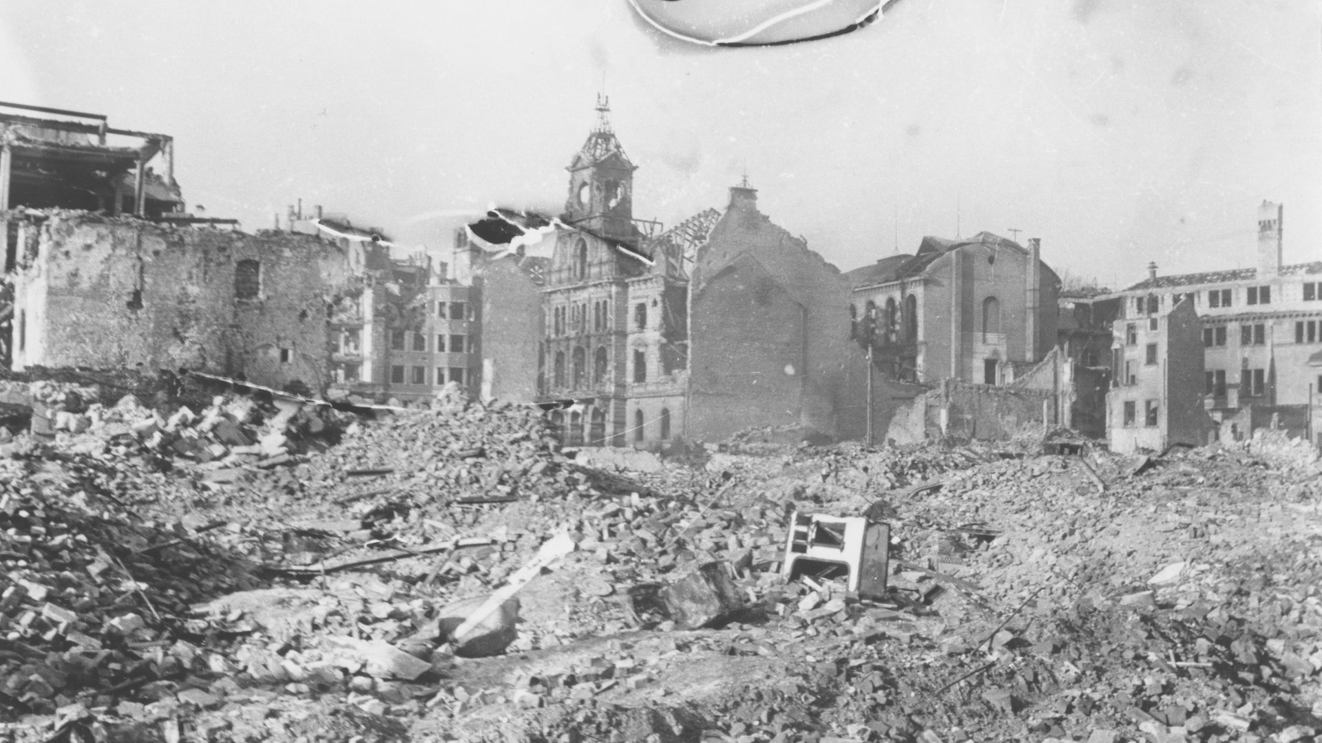 Foto: Stadtarchiv Pforzheim – Instutut für Stadtgeschichte|S1-06-058-S-015|Fotograf: Otto Vogt Die Stadt Pforzheim – vor und nach dem Luftangriff 1945. (Foto: Stadtarchiv Pforzheim – Instutut für Stadtgeschichte|S1-06-058-S-015|Fotograf: Otto Vogt)