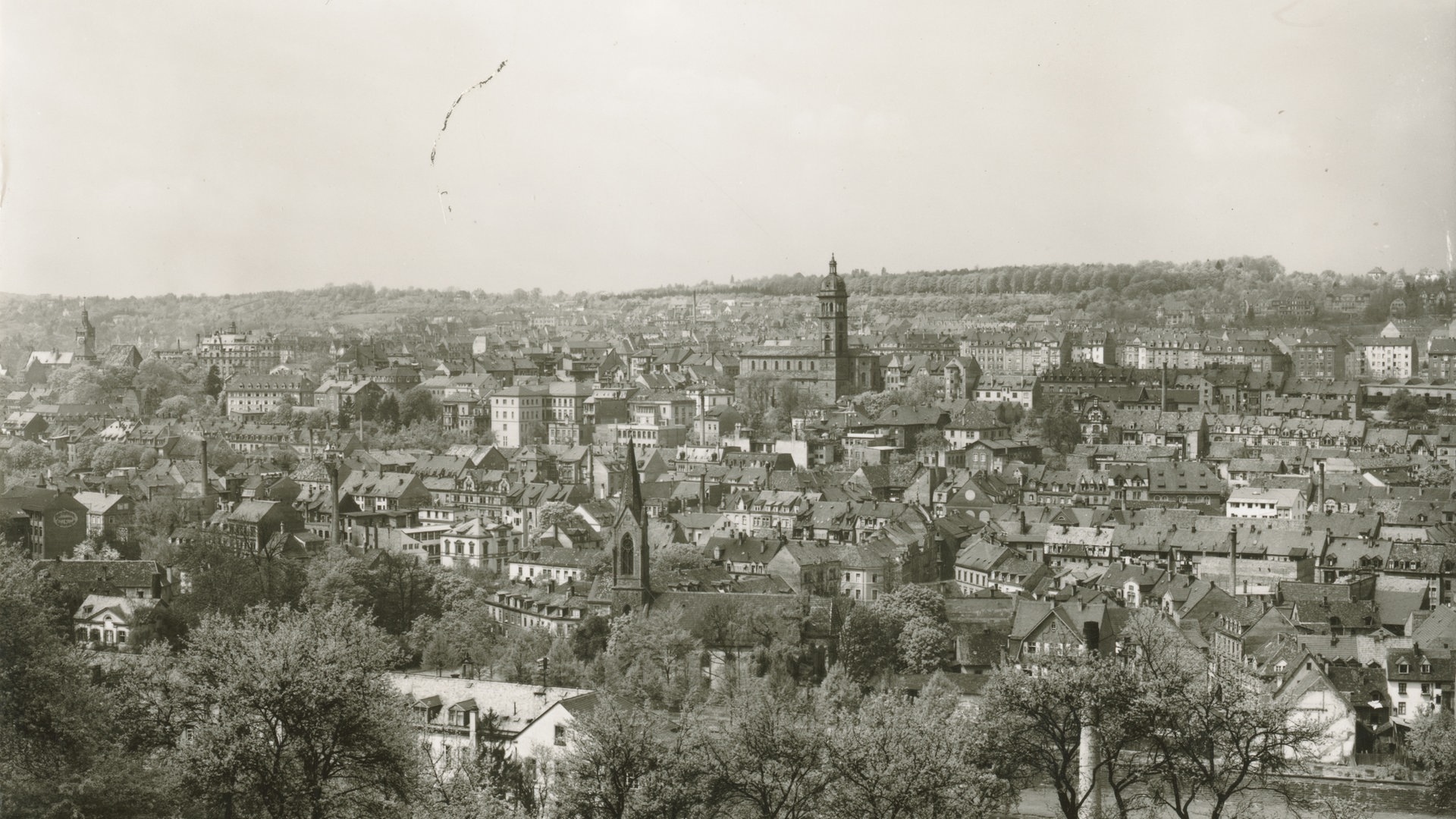 Foto: Stadtarchiv Pforzheim – Instutut für Stadtgeschichte|S1-01-001-R-06-035, Foto: Gebr. Metz|Glasnegativ im Haus der Geschichte Baden-Württemberg, Sammlung Gebrüder Metz Die Stadt Pforzheim – vor und nach dem Luftangriff 1945. (Foto: Stadtarchiv Pforzheim – Instutut für Stadtgeschichte|S1-01-001-R-06-035, Foto: Gebr. Metz|Glasnegativ im Haus der Geschichte Baden-Württemberg, Sammlung Gebrüder Metz)