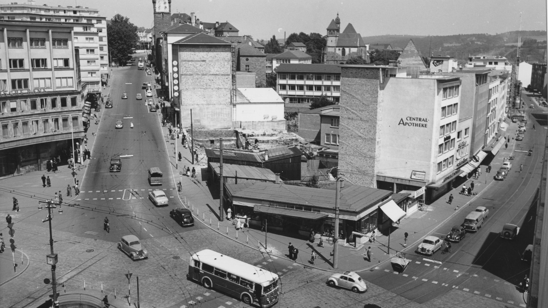 Foto: Stadtarchiv Pforzheim – Instutut für Stadtgeschichte|S1-08-B-004-V-011|Fotograf: Reihold Wendel Die Stadt Pforzheim – vor und nach dem Luftangriff 1945. (Foto: Stadtarchiv Pforzheim – Instutut für Stadtgeschichte|S1-08-B-004-V-011|Fotograf: Reihold Wendel)