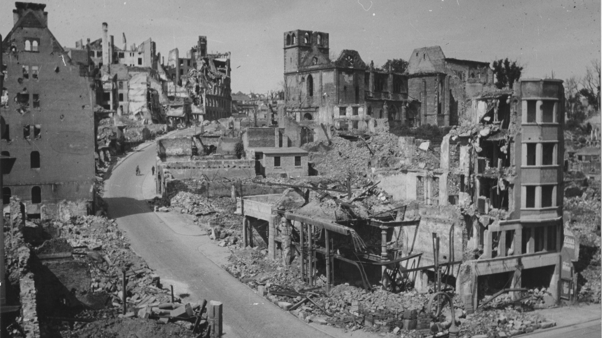 Foto: Stadtarchiv Pforzheim – Instutut für Stadtgeschichte|S1-08-S-027-S-001|Fotograf: Otto Kropf Die Stadt Pforzheim – vor und nach dem Luftangriff 1945. (Foto: Stadtarchiv Pforzheim – Instutut für Stadtgeschichte|S1-08-S-027-S-001|Fotograf: Otto Kropf)