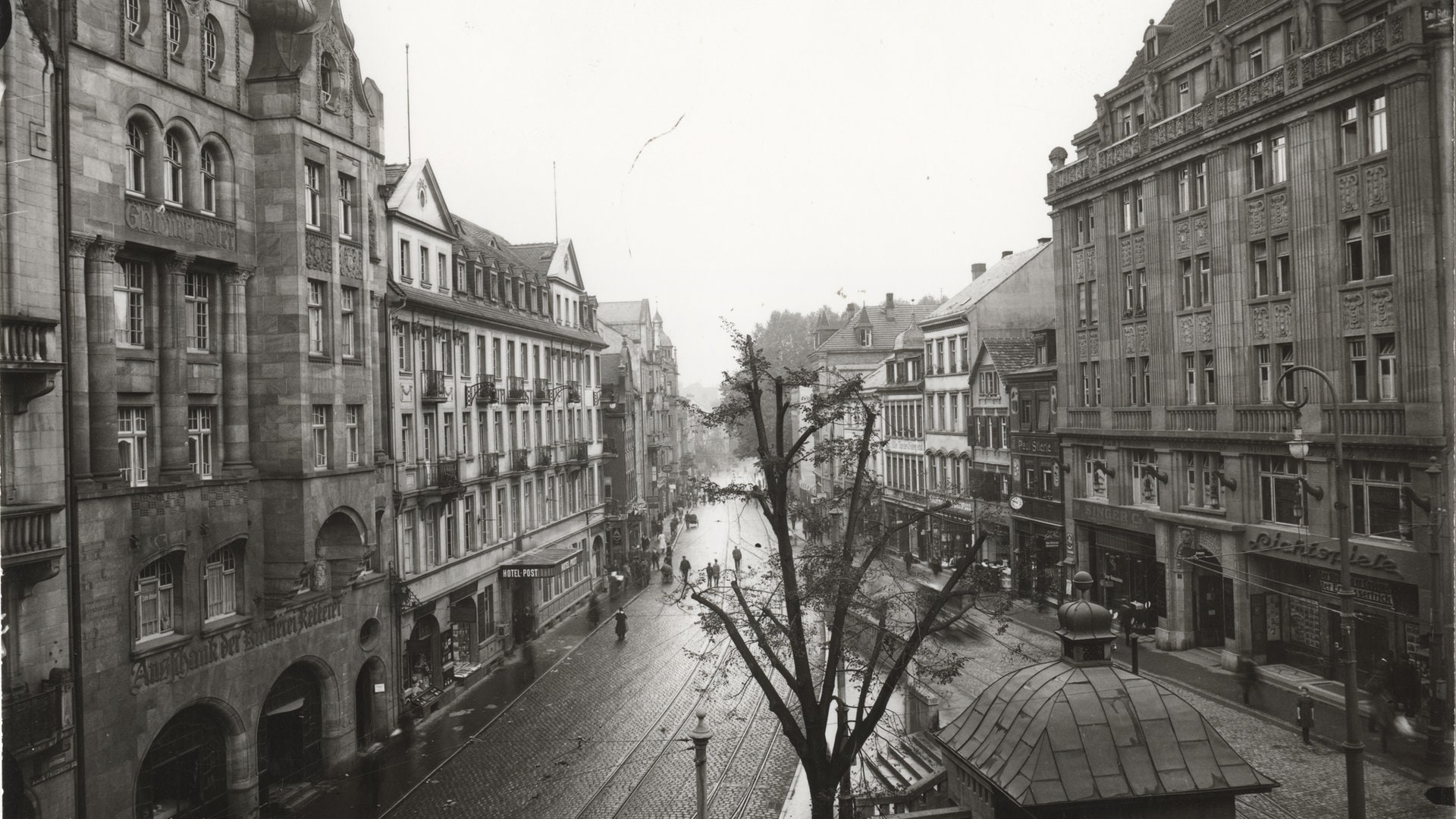 Foto: Stadtarchiv Pforzheim – Instutut für Stadtgeschichte|S1-09-002-R-060|Foto: Gebr. Metz|Glasnegativ im Haus der Geschichte Baden-Württemberg, Sammlung Gebrüder Metz Die Stadt Pforzheim – vor und nach dem Luftangriff 1945. (Foto: Stadtarchiv Pforzheim – Instutut für Stadtgeschichte|S1-09-002-R-060|Foto: Gebr. Metz|Glasnegativ im Haus der Geschichte Baden-Württemberg, Sammlung Gebrüder Metz)