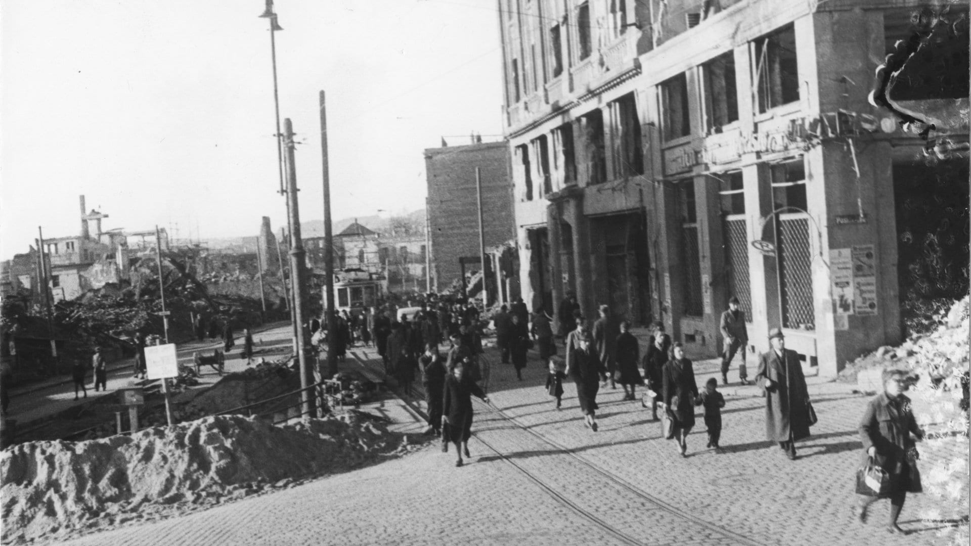 Foto: Stadtarchiv Pforzheim – Instutut für Stadtgeschichte|S1-09-002-S-008|Fotograf: Otto Vogt Die Stadt Pforzheim – vor und nach dem Luftangriff 1945. (Foto: Stadtarchiv Pforzheim – Instutut für Stadtgeschichte|S1-09-002-S-008|Fotograf: Otto Vogt)