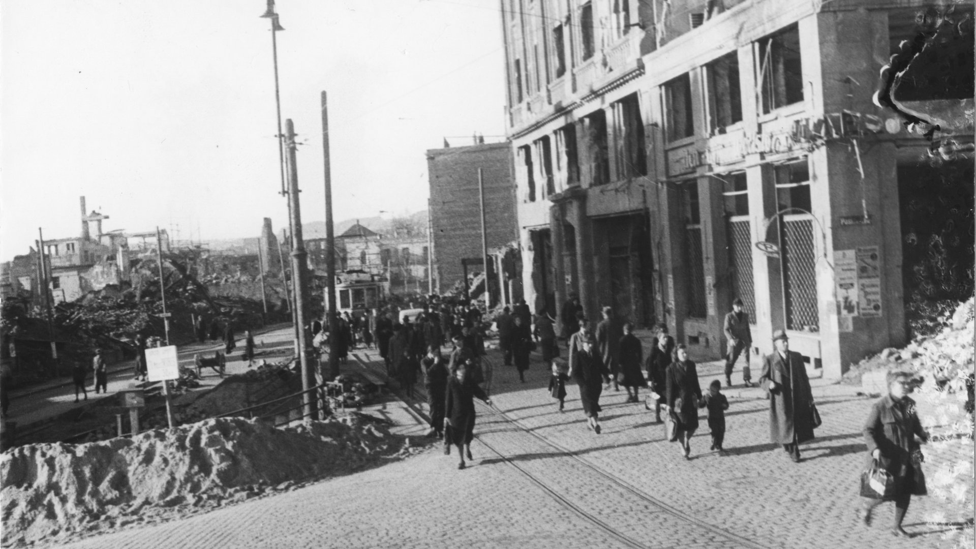 Foto: Stadtarchiv Pforzheim – Instutut für Stadtgeschichte|S1-09-002-S-008|Fotograf: Otto Vogt Die Stadt Pforzheim – vor und nach dem Luftangriff 1945. (Foto: Stadtarchiv Pforzheim – Instutut für Stadtgeschichte|S1-09-002-S-008|Fotograf: Otto Vogt)
