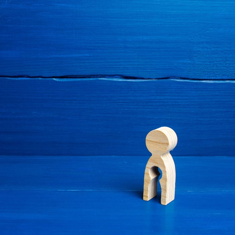 Figur mit ausgestanzter Form eines Kindes vor blauem Hintergrund (Foto: IMAGO, IMAGO / YAY Images)