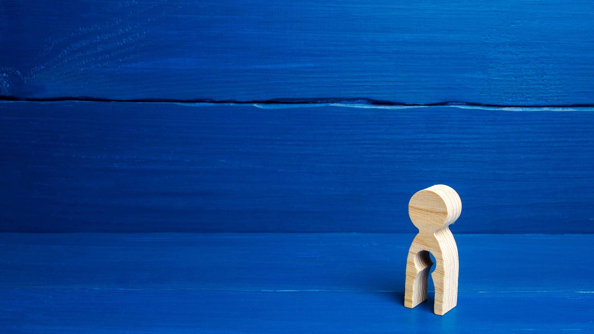 Figur mit ausgestanzter Form eines Kindes vor blauem Hintergrund (Foto: IMAGO, IMAGO / YAY Images)