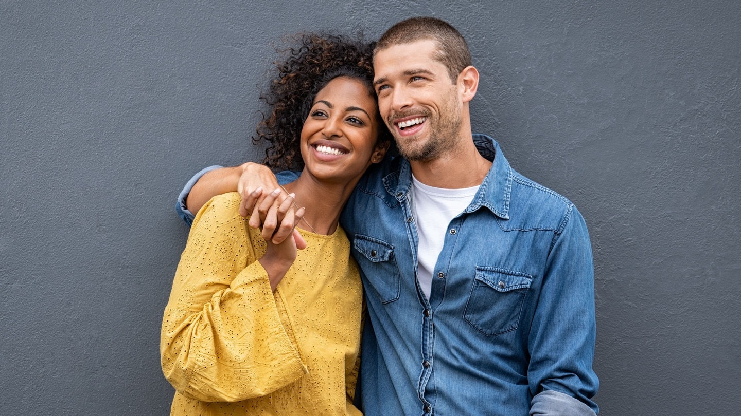 Foto: Adobe Stock, Rido Junges Paar hält sich gegenseitig im Arm und sieht glücklich aus (Foto: Adobe Stock, Rido)