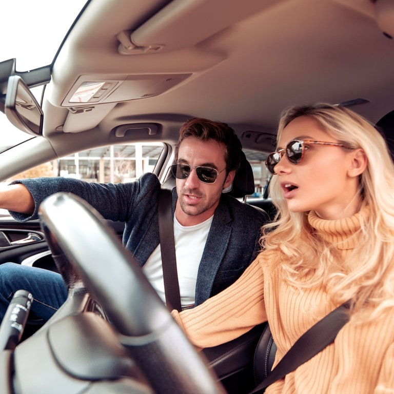 Ein mann und eine Frau sitzen im Auto und streiten sich. (Foto: Adobe Stock, ivanko80)