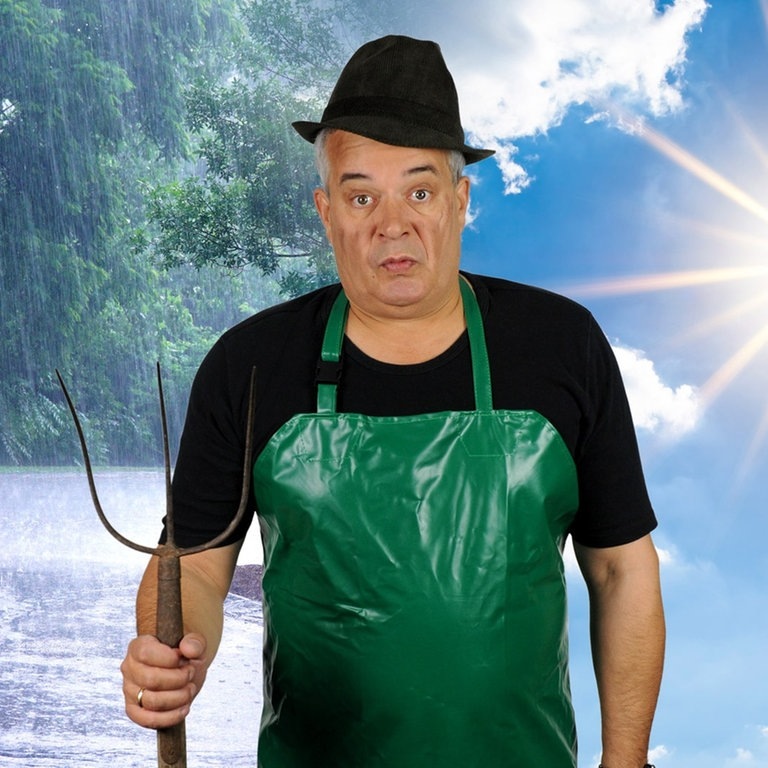 SWR3-Morningshow-Moderator Sascha Zeus verkleidet als Wetterbauer, im Hintergrund unterschiedliches Wetter passend zu den Bauernregeln (Foto: SWR3, SWR3, Adobe Stock/Günter Albers/nd700)