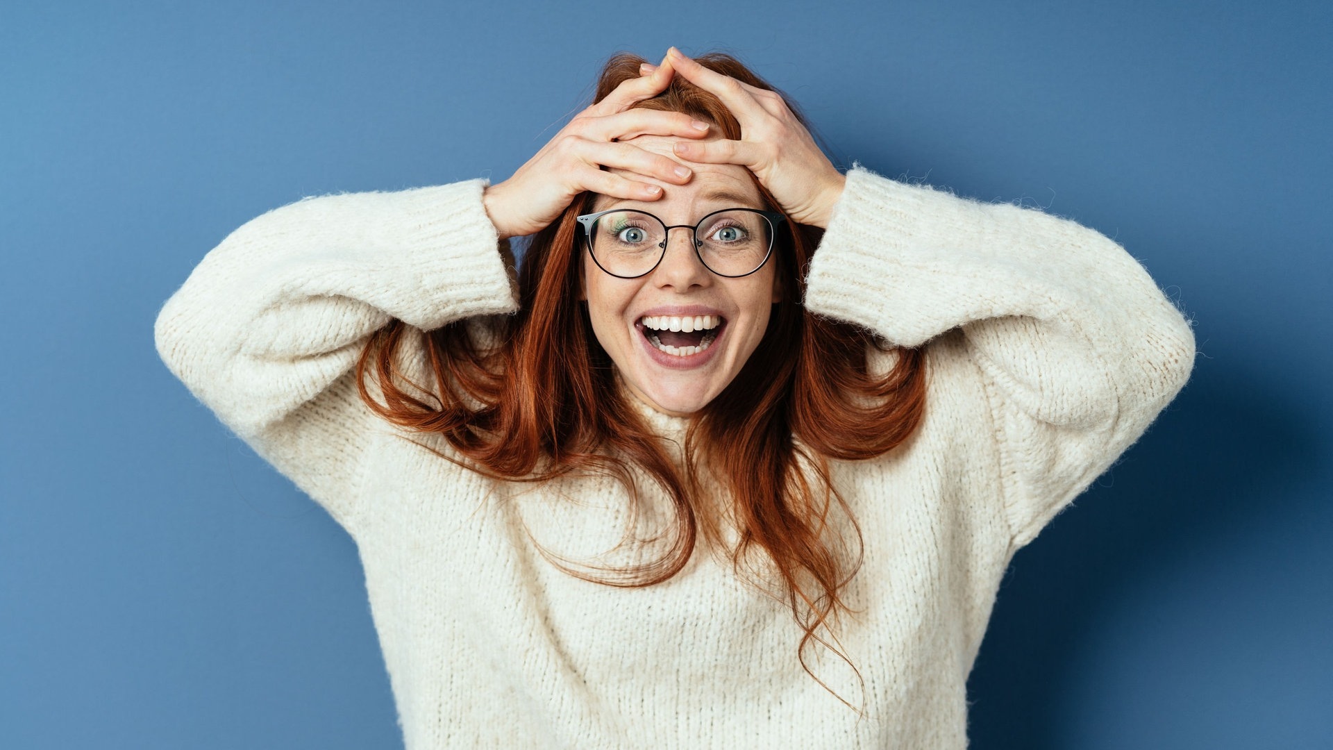Junge Frau lacht und wirft die Hände über den Kopf. Vermutlich musste sie die verwirrenden Wörter auch zweimal lesen, um sie zu verstehen. (Foto: Adobe Stock, contrastwerkstatt)