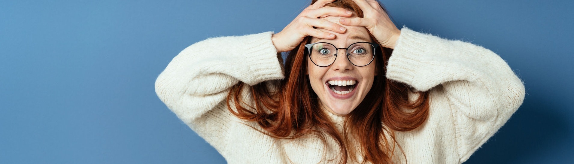 Junge Frau lacht und wirft die Hände über den Kopf. Vermutlich musste sie die verwirrenden Wörter auch zweimal lesen, um sie zu verstehen. (Foto: Adobe Stock, contrastwerkstatt)