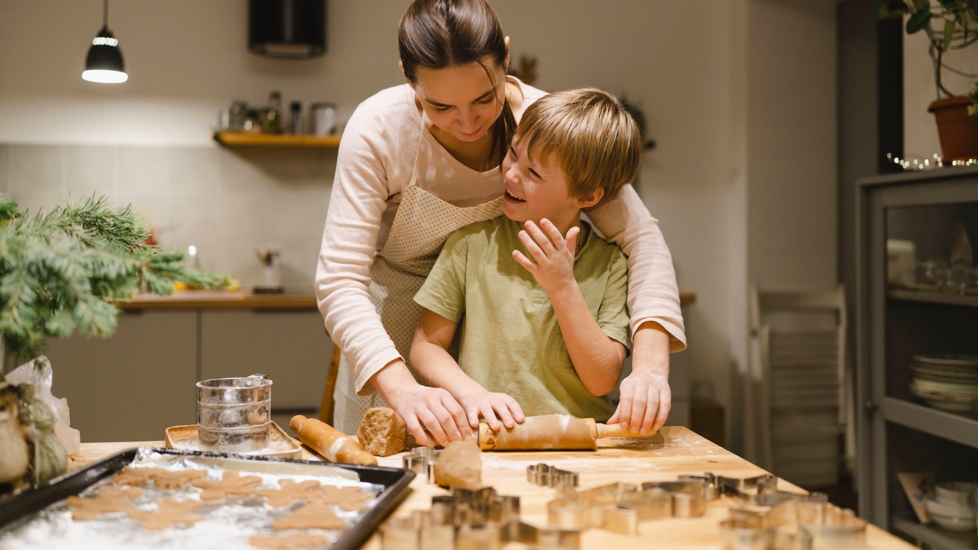 Foto: IMAGO, IMAGO / Westend61 Warum der November ein toller Monat ist – Grund 2: Plätzchenbacken. Eine Frau und ihr Sohn backen auf diesem Symbolbild Weihnachtsgebäck. (Foto: IMAGO, IMAGO / Westend61)