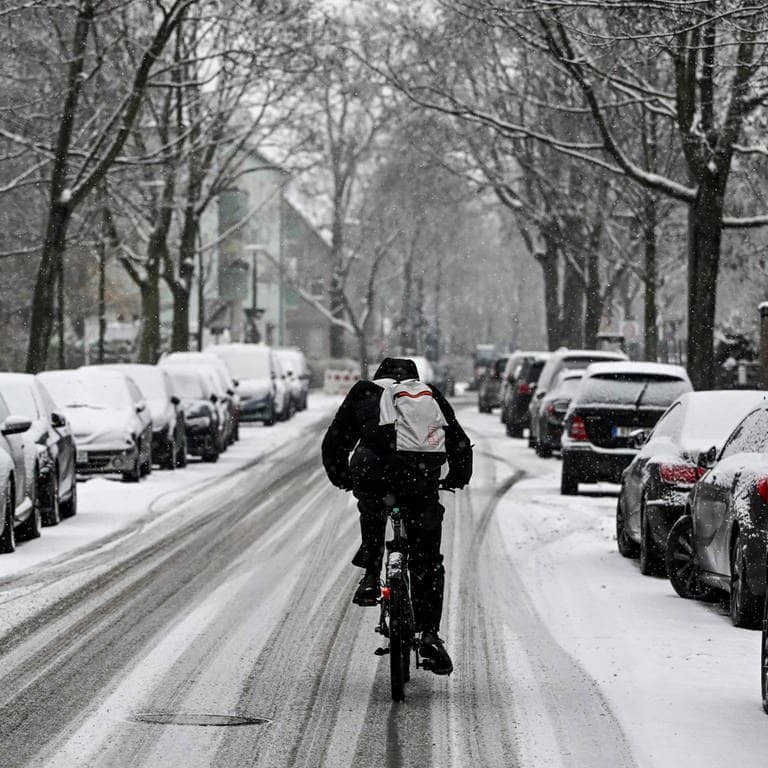 Fahrradfahrer bei Glatteis auf dem Weg zur Arbeit (Foto: picture-alliance / Reportdienste, picture alliance/dpa | Jens Kalaene)