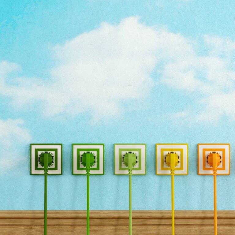 Bunte Steckdosen nach dem Wechsel des Stromanbieters, weil der Strompreis gestiegen ist (Foto: IMAGO, Design Pics)