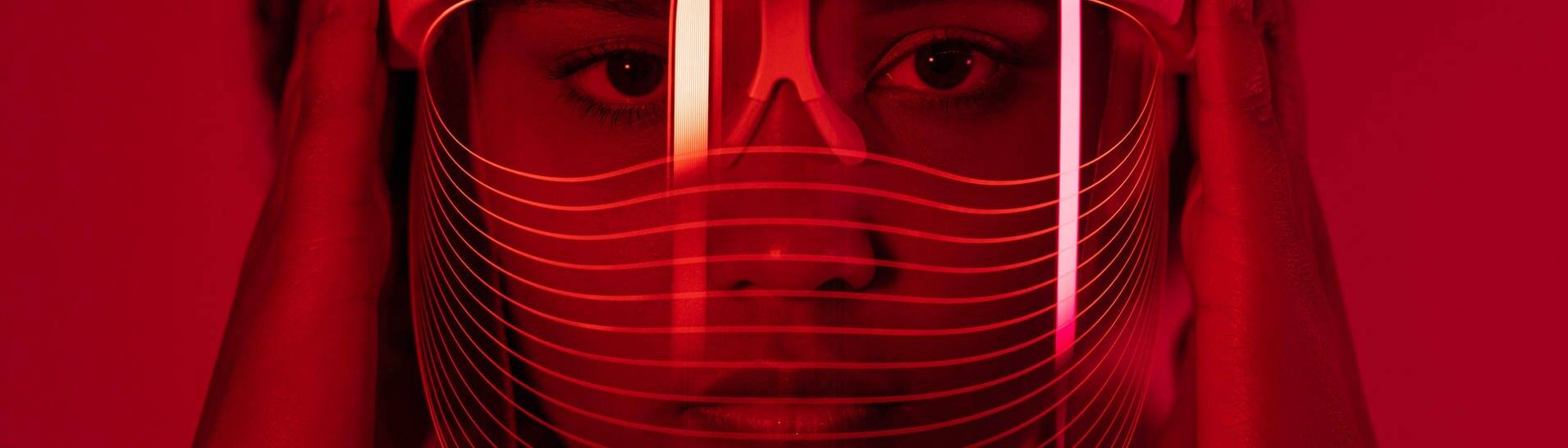 Eine LED-Maske, die durch rotes Licht kosmetische oder medizinische Effekte erzielen soll (Foto: IMAGO, Westend61)
