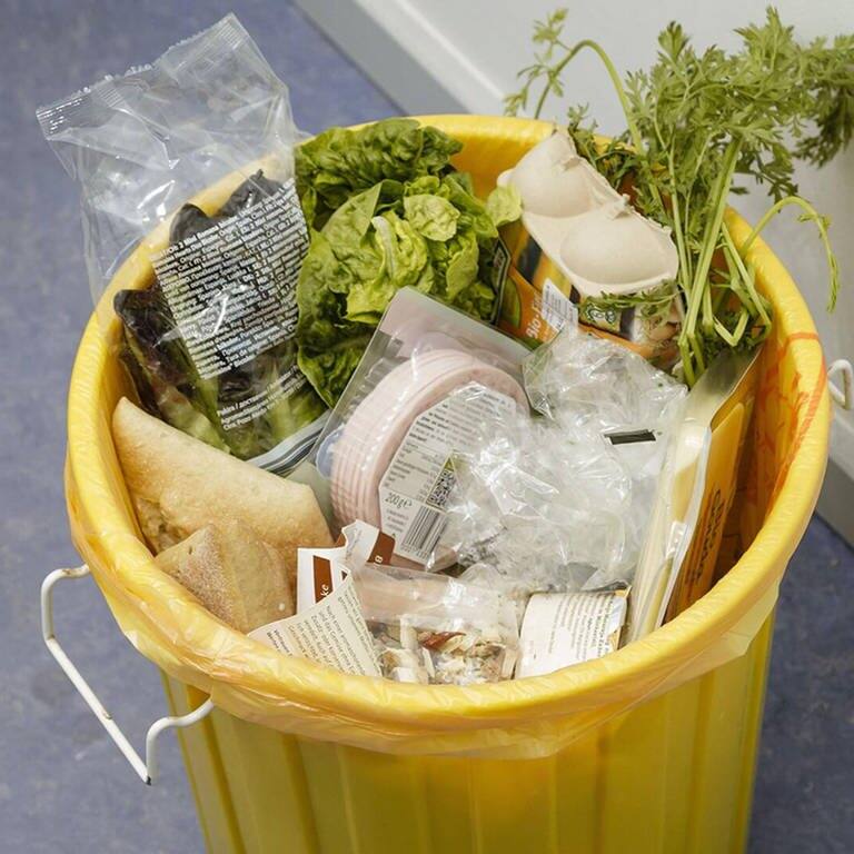 Lebensmittelverschwendung: Lebensmittel im Müll (Foto: imago/phototek)