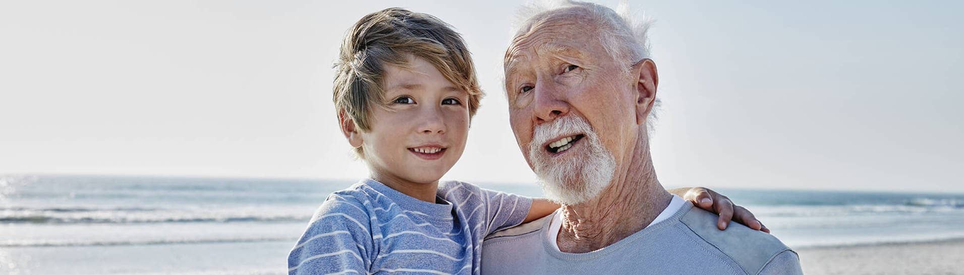 Opa und Enkel: Wer Familie hat, sollte an Vorsorge denken (Foto: IMAGO, imago/Westend61)