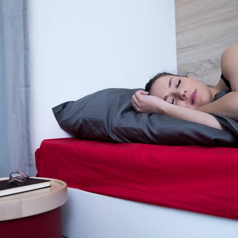Frau schläft neben Wecker (Foto: dpa Bildfunk, picture alliance / dpa Themendienst)