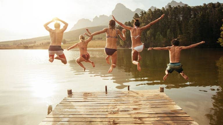 Junge Leute springen in einen See (Foto: Fotolia © Jacob Lund)