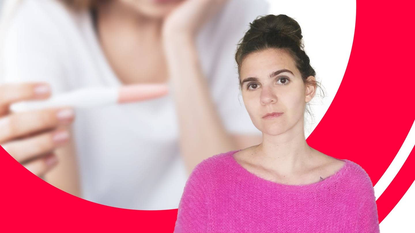 Eine Frau ist nicht glücklich über ihren positiven Schwangerschaftstest