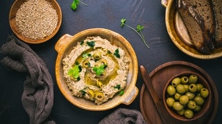 Baba Ghanoush, eine Auberginen-Paste, angerichtet mit Oliven auf einem Teller (Foto: picture-alliance / Reportdienste, picture alliance / Zoonar | Ingrid Balabanova) Baba Ghanoush, eine Auberginen-Paste, angerichtet mit Oliven auf einem Teller