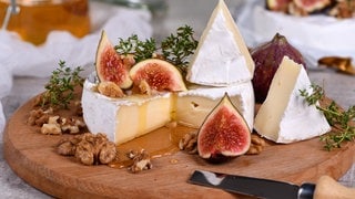 Franzözischer Käse mit Feigen auf einem Teller angerichtet (Foto: picture-alliance / Reportdienste, picture alliance / Zoonar | Maryna Voronova) Franzözischer Käse mit Feigen auf einem Teller angerichtet