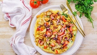 Italienisches Omlette auf einem Teller angerichtet (Foto: picture-alliance / Reportdienste, picture alliance / Zoonar | Ingrid Balabanova) Italienisches Omlette auf einem Teller angerichtet