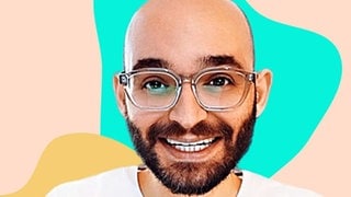Ein junger Mann namens Christos Stavrou trägt Glatze und lächelt in die Kamera (Foto: wenighair) Ein junger Mann namens Christos Stavrou trägt Glatze und lächelt in die Kamera