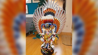 Eine bunte Statue sieht aus wie ein Vogel mit langem Gefieder. (Foto: privat) Eine bunte Statue sieht aus wie ein Vogel mit langem Gefieder.