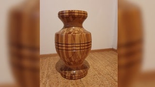 Eine große Bodenvase aus Holz steht in einer Ecke. (Foto: privat) Eine große Bodenvase aus Holz steht in einer Ecke.