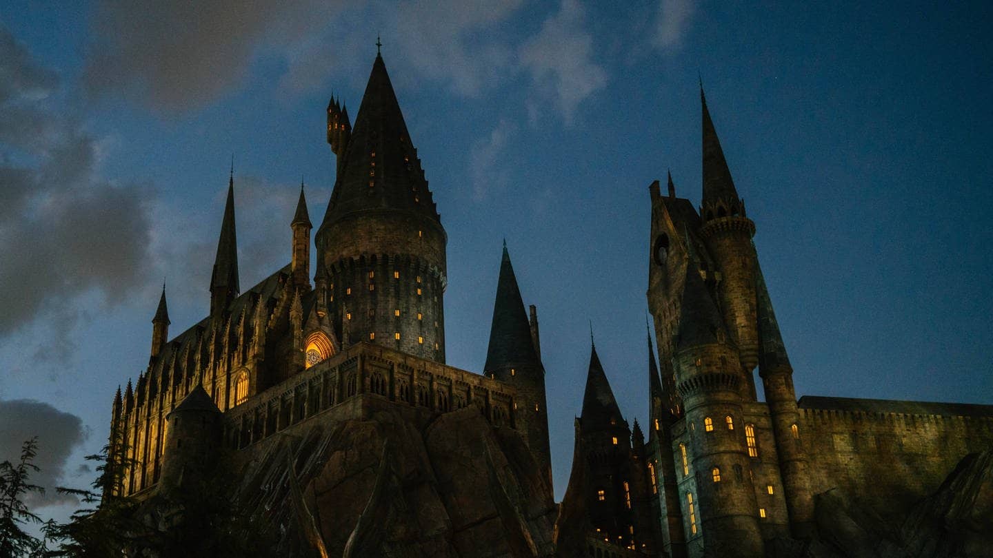 Schloss Hogwarts bei Nacht (Foto: IMAGO, Imaginechina-Tuchong)