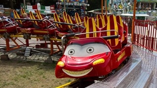 Achterbahn mit dem ersten Wagen, der ein gesicht hat. Gaeubodenvolksfest (Foto: IMAGO, IMAGO / Manfred Segerer) Achterbahn mit dem ersten Wagen, der ein gesicht hat. Gaeubodenvolksfest