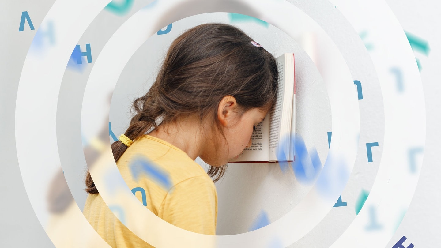 Ein Mädchen im Grundschulalter lehnt mit dem Kopf an einem Buch an der Wand. Im Hintergrund schwirren Buchstaben um sie herum.