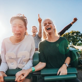 Zwei Frauen in einer Achterbahn