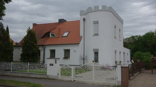 Ein Haus in Bad Saarow, das einer Burg ähnelt. (Foto: Turit Fröbe) Ein Haus in Bad Saarow, das einer Burg ähnelt.