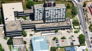 Das Telekom-Hochhaus in Neustadt an der Weinstraße aus der Vogelperspektive. (Foto: picture-alliance / Reportdienste, ZB/euroluftbild.de | Daniel Reiter) Das Telekom-Hochhaus in Neustadt an der Weinstraße aus der Vogelperspektive.