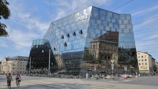 Unibibliothek in Freiburg mit verspiegelter Fassade. (Foto: IMAGO, imagebroker) Unibibliothek in Freiburg mit verspiegelter Fassade.