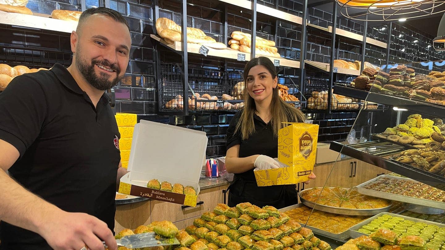 Sena Kilcik und ihr Mann Resit in ihrer türkischen Bäckerei in Kehl. Am Zuckerfest herrscht dort Hochbetrieb. (Foto: SWR, Ferdinand Vögele)