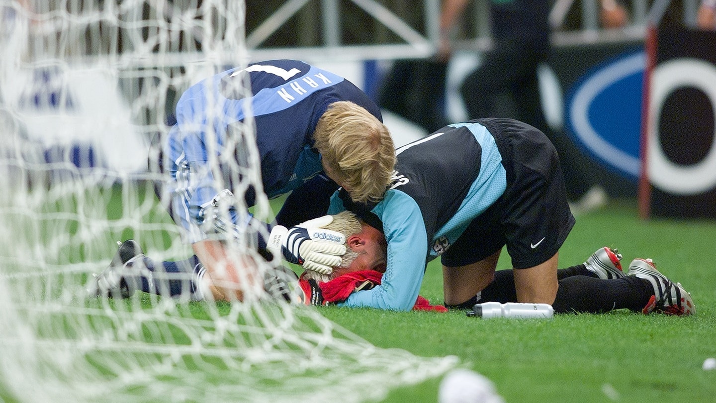 23.05.2001 FC Bayern Muenchen - FC Valencia: Oliver Kahn tröstet Valencias Torwart Santiago Canizares und zeigt, wie echtes Fair Play im Sport geht! (Foto: dpa Bildfunk, picture alliance / Pressefoto ULMER/Markus Ulmer | Pressefoto ULMER/Markus Ulmer)