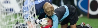 23.05.2001 FC Bayern Muenchen - FC Valencia: Oliver Kahn tröstet Valencias Torwart Santiago Canizares und zeigt, wie echtes Fair Play im Sport geht!